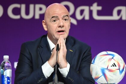 La dura medida que quiere aplicar el presidente de la FIFA contra los equipos cuyos aficionados profieran insultos racistas