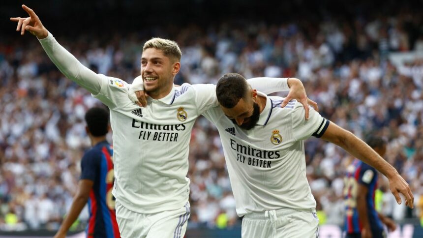 Benzema y Valverde apuntalan victoria del Real Madrid sobre el Barcelona que los deja con el liderato en España