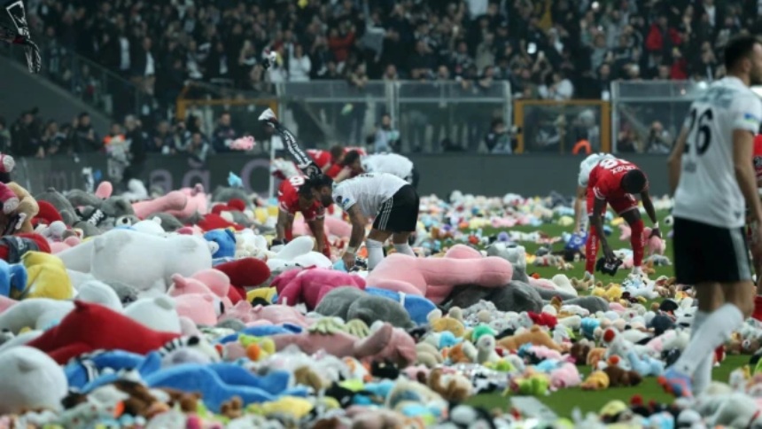 Mirar atrás Espejismo Melancolía La lluvia de juguetes durante un partido de fútbol en Turquía