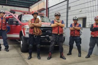 EN VIDEO | El espectacular rescate que realizaron los bomberos de un hombre que amenazó con saltar de su balcón en Baruta