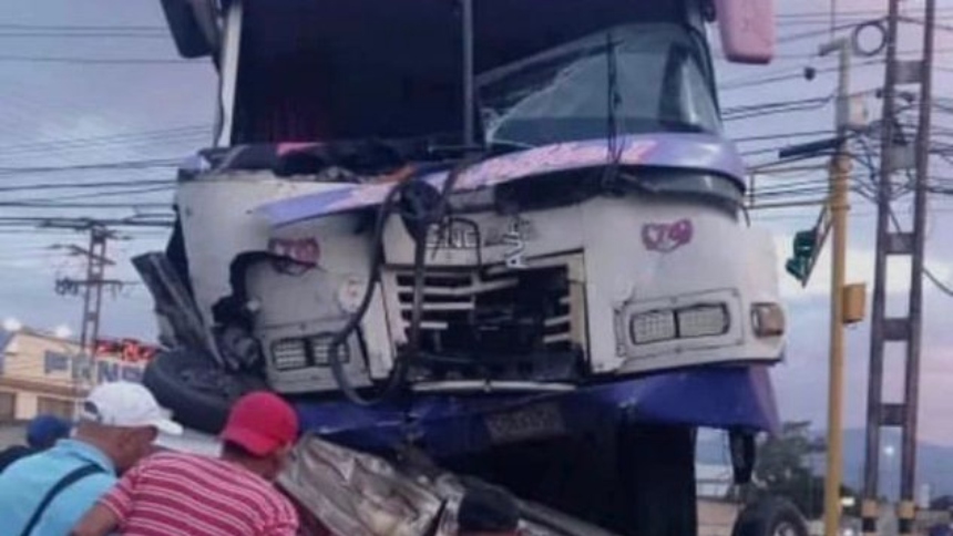 EN VIDEO | Buseta se llevó un carro en un cruce y ambos impactaron un semáforo, hay tres muertos y ocho heridos