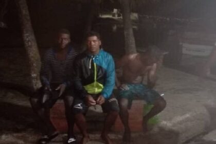 Rescatan con vida a los tres pescadores reportados como desaparecidos en Vargas