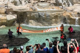 EN VIDEO | Activistas por el clima tiñeron de negro la icónica Fontana di Trevi en Roma