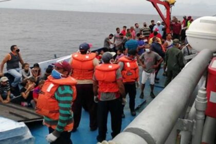Trinidad y Tobago deportó a más de 100 migrantes venezolanos a pesar de las advertencias de activistas de DDHH