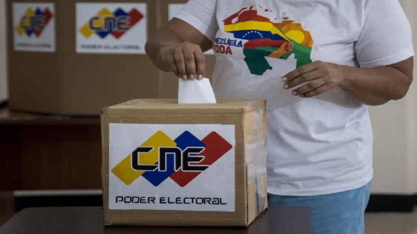 EN FOTOS: Chavistas y opositores votaron en el referéndum sobre el Esequibo este 3Dic