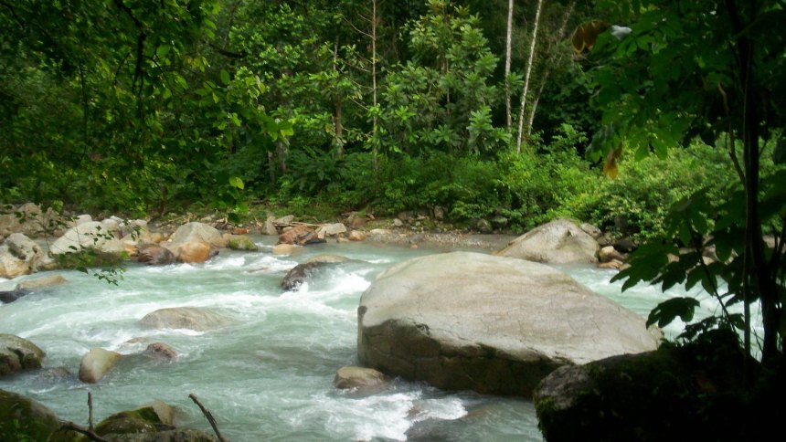 Joven murió tras lanzarse de clavado desde lo alto de unas rocas en el pozo de un balneario