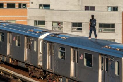 Adolescente de 14 años murió tras caer mientras "surfeaba" en el techo de un tren