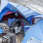 Migrantes venezolanos en Chicago prefieren dormir en carpas que ir a un refugio