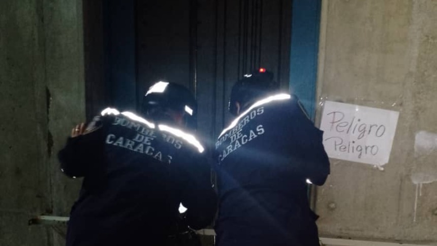 EN CARACAS: Bomberos rescataron a 5 niños de la cabina de un ascensor que cayó varios pisos