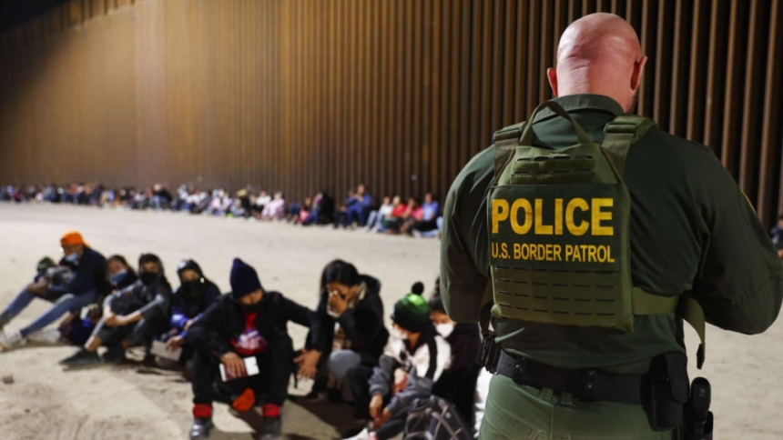 La Corte Suprema de Justicia dio luz verde, este martes 19 de marzo, a la ley impulsada en Texas que permite arrestar y deportar a migrantes.  