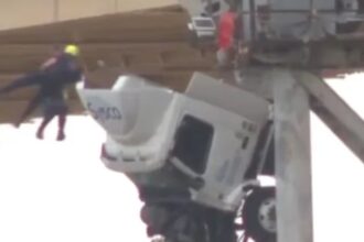 EN VIDEO: El espectacular rescate de la chofer de una gandola que quedó colgada del puente de una autopista en EEUU