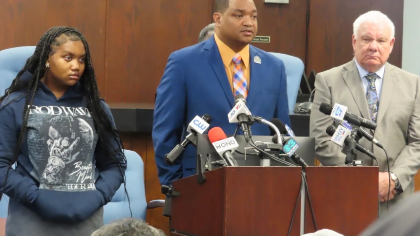 El alcalde de Atlantic City, Marty Small Sr, y su esposa, La'Quetta Small, acusados de supuestamente golpeado y emocionalmente a su hija.  