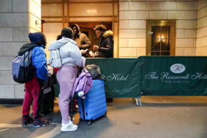 ¿Por qué Nueva York es considerada un “santuario” para los migrantes y refugiados? Lo primero a tomar en cuenta, es que desde enero de 2019