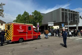 Horror en Francia: Niña de 12 años murió de infarto por estrés luego que dos alumnas fueron apuñaladas afuera de la escuela