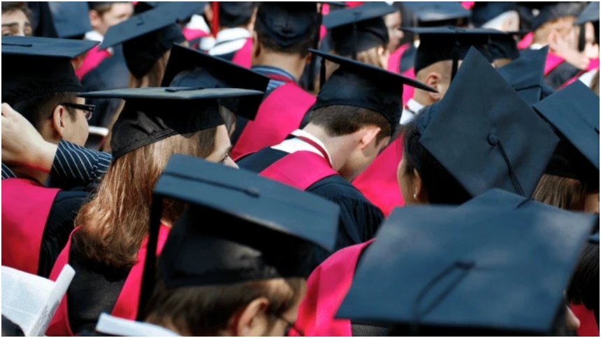 El multimillonario filántropo Rob Hale regaló hasta 1.000 dólares a cada uno de los graduados de la Universidad de Massachusetts (EEUU).