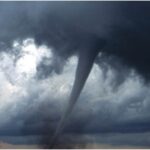La serie de tornados que azotan el sureste de EEUU ya dejaron al menos tres muertos y cuantiosos daños. De hecho, los meteorólogos advirtieron