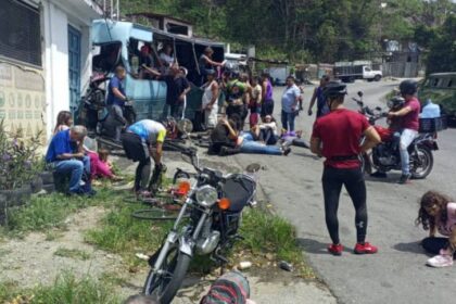 EN FOTOS: Aparatoso choque de un autobús dejó más de 20 heridos en la carretera vieja Caracas - La Guaira