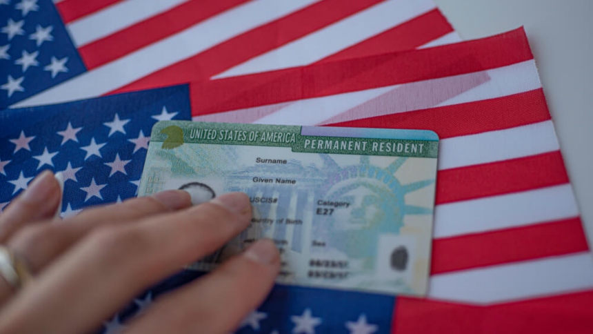 ¿Cuáles de tus familiares se pueden beneficiarte de tu Green Card y vivir en los Estados Unidos? Es una pregunta que hacen de este documento.  