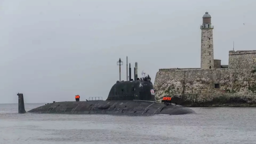 Un submarino de la Armada de los Estados Unidos a la Bahía de Guantánamo (Cuba) ante el despliegue de una flota de buques de guerra rusos