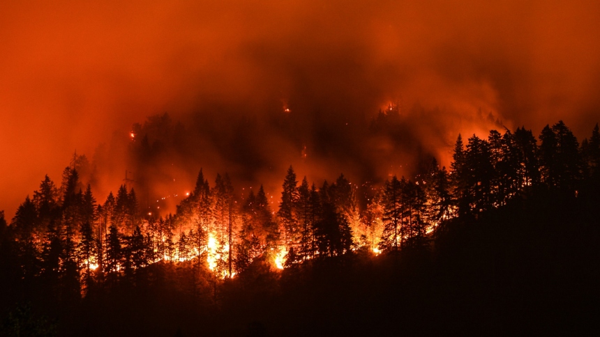 Las autoridades de rescate ordenaron más evacuaciones obligatorias en las últimas horas, debido a los arrasadores incendios forestales