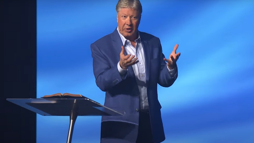 La comunidad de la megaiglesia Gateway Church, una de las congregaciones más grandes de Estados Unidos, se encuentra en crisis tras la renuncia de su pastor fundador, Robert Morris, debido a un escándalo de abuso sexual.  