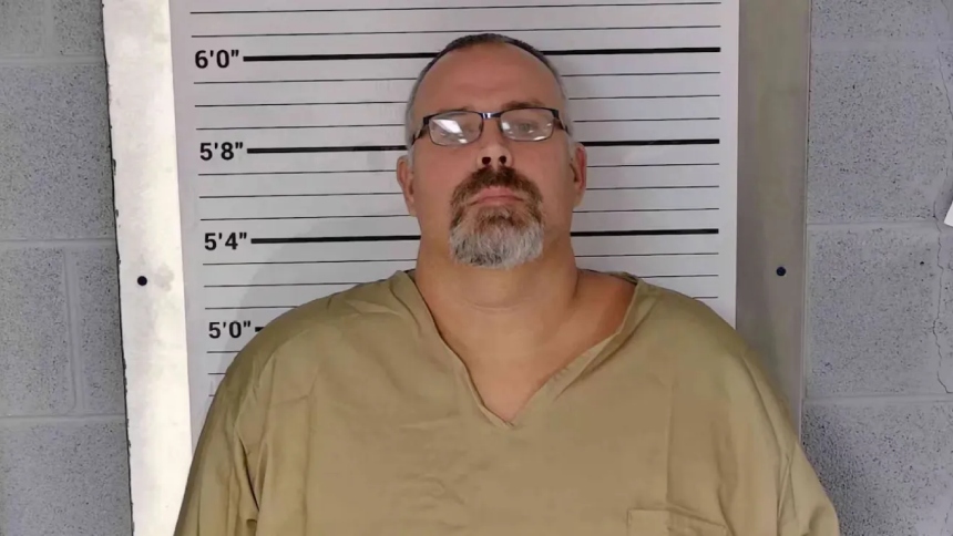 En un impactante suceso que ha conmocionado a la comunidad de Letcher, Kentucky (EEUU), el sheriff del condado, Shawn M. Stines, fue arrestado tras disparar y matar al juez de distrito Kevin Mullins en su oficina. 