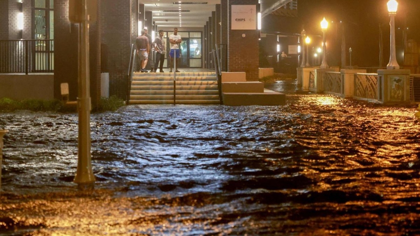 El gobierno de Florida emitió este jueves, 10 de octubre, una advertencia urgente instando a los residentes a permanecer en sus hogares debido a las graves inundaciones causadas por el reciente paso del huracán Milton.  