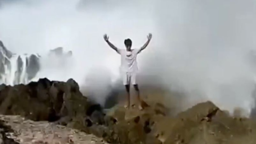 Posaba para una foto en una playa y fue arrastrado por una gigantesca ola, aún no consiguen su cuerpo