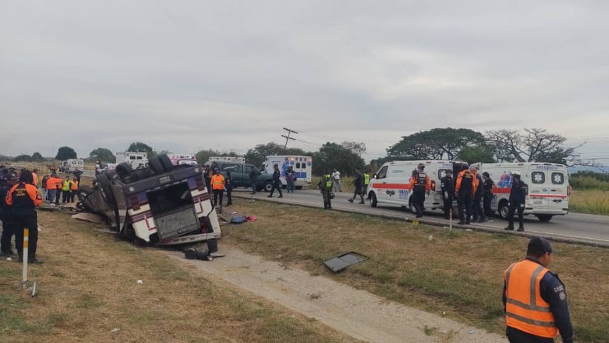 FOTOS: Autobús de pasajeros se volcó en la ARC, hubo al menos cinco muertos y 25 heridos