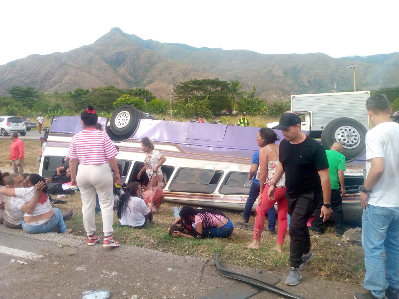 FOTOS: Autobús de pasajeros se volcó en la ARC, hubo al menos cinco muertos y 25 heridos