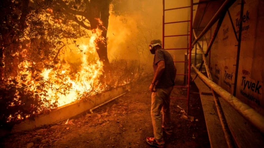 Los bomberos están luchando por controlar un gran incendio forestal al norte de Los Ángeles (EEUU), conocido como el incendio Hughes.  