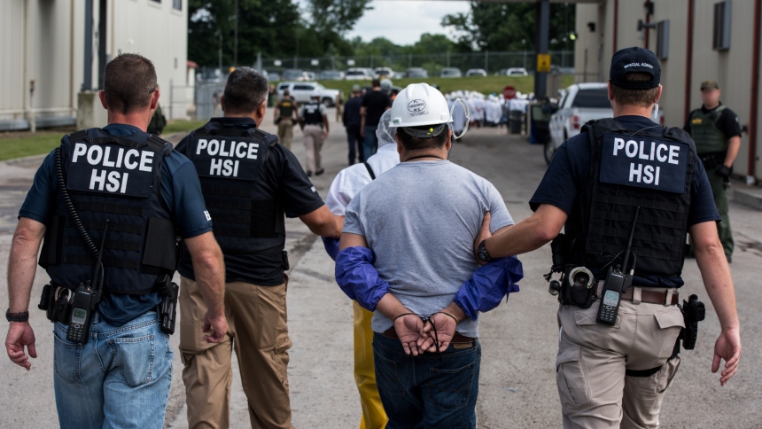 El Departamento de Seguridad Nacional de EEUU emitió una nueva y reciente directiva, que advierte a los migrantes irregulares sobre la necesidad de registrarse ante el gobierno federal.  