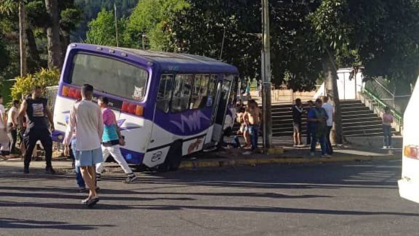 Unidad de transporte público perdió el control e impactó contra defensa en Caricuao